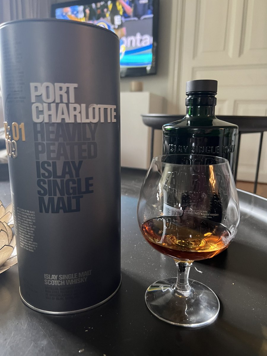 MasterG70's tweet image. Denna segern satt extra skönt! Skål för Blåvitt!