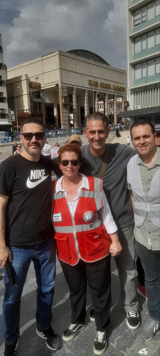 Emeklilikte Hakkı Yenenler olarak adalet arayışımızı Türkiye'nin her bir köşesinde haykırmaya devam ediyoruz. 

Bugün de Ankara'da adalet için Kademeli Emeklilik talebimizi dile getirdik.

<a href="/EmadDernegi/">EMEKLİLİKTE ADALET DERNEĞİ ⚖️</a>
#KademeAnkaradaTekYürek