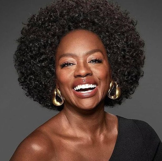 AcervoCharts's tweet photo. DIVA! Viola Davis se declara ao Brasil:

“Me sinto em casa. A cultura brasileira é a melhor. Como mulher preta, é lindo de ver. Os brasileiros me abraçam, sentam do meu lado sem pedir permissão, e tá tudo bem. Não existe uma relação espacial entre pessoas.” https://t.co/0IlpoXiaEu