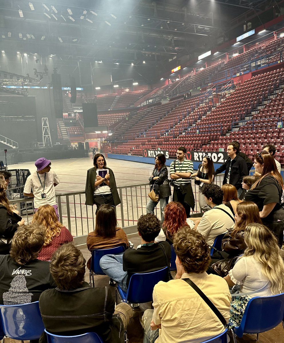 MasterMusica's tweet image. Ultima #lezionesulcampo per la classe del #MasterMusica: nel backstage del concerto di @Mahmood_Music con la prof.ssa @BubuCorno