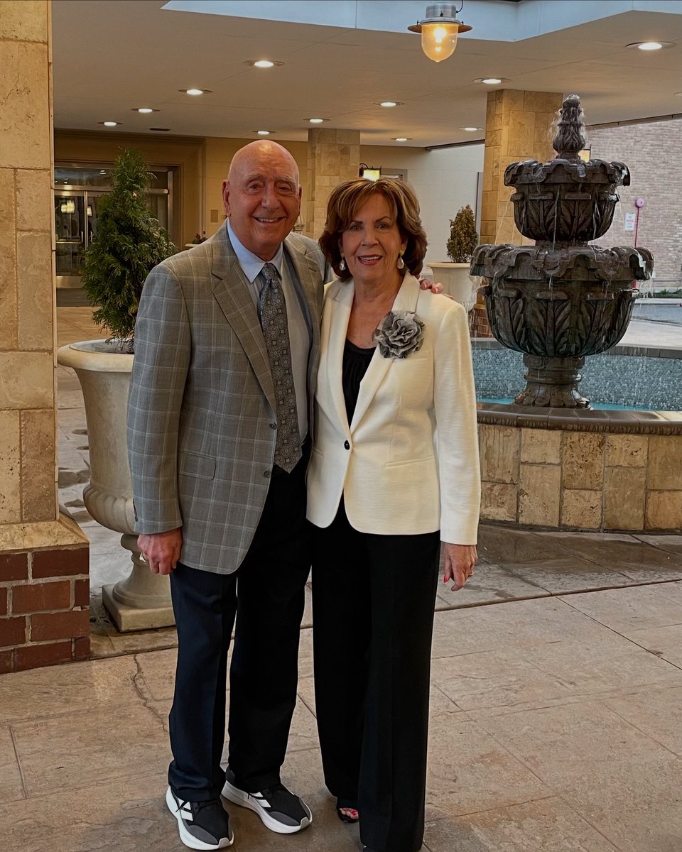 DickieV's tweet image. So lucky that @espn’s @KevinNegandhi serves as gala emcee as he has done a fantastic job.Also @jksports has been fab with his PR- a key player in helping us raise $105.4 MILLION for pediatric cancer research has been my wife Lorraine . @TheVFoundation @MKenealyEvents @ESPNPR