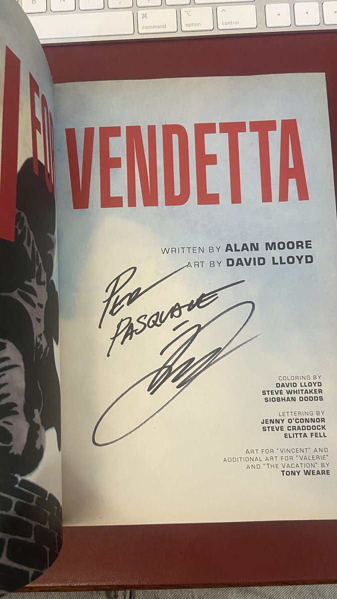 Dieci anni fa, in una libreria di Londra, acquistavo V for Vendetta in edizione originale.
Oggi ho avuto l’onore di conoscere Sir David Lloyd, il volto dietro la maschera, colui che quella storia l’ha disegnata.
E mi ha firmato proprio quel volume.

Un cerchio che si chiude.
♥️