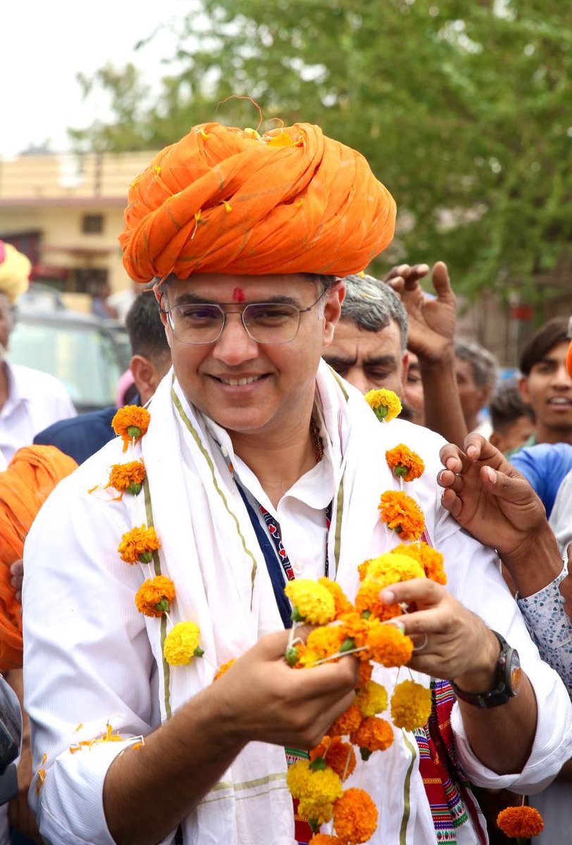 पायलट साहब पिछली सरकार में न सीएम थे ।
न वर्तमान सरकार में मंत्री हैं , पार्टी अध्यक्ष हैं , नेता प्रतिपक्ष हैं लेकिन कोई भी हो सभी को घुमा फिराकर बात सचिन पायलट पर ही लानी है । 
क्या पूरे राजस्थान में एक वो ही अकेले नेता हैं ? 
या फिर सचिन पायलट के बहाने बार बार गुर्जरों को