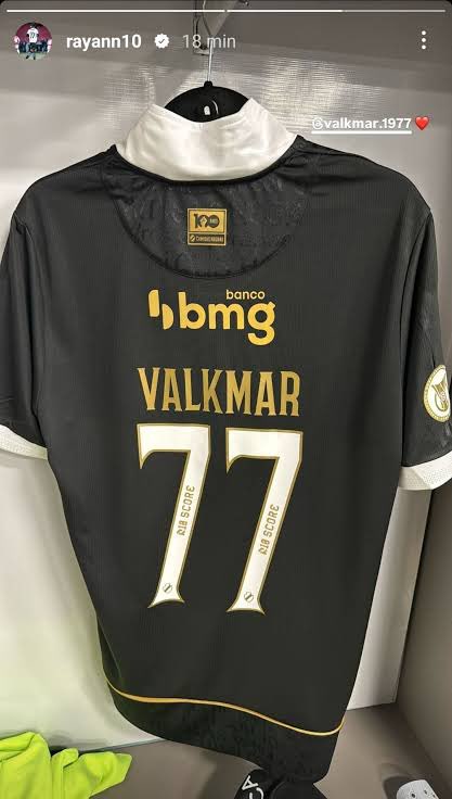 Mídia Vascaína (@midiavascaina) on Twitter photo <a href="/FluminenseFC/">Fluminense F.C.</a> Opa, quem foi Valkmar? (nome escrito na camisa do Rayan nesse dia da vitória do Vasco sobre o Fluminense por 2 a 0).
Valkmar é o pai do Rayan, que fez parte do elenco do Vasco de 1995 a 2000, campeão carioca, brasileiro (2x), da Libertadores e da Mercosul enquanto o Fluminense <a href="/FluminenseFC/">Fluminense F.C.</a> Opa, quem foi Valkmar? (nome escrito na camisa do Rayan nesse dia da vitória do Vasco sobre o Fluminense por 2 a 0).
Valkmar é o pai do Rayan, que fez parte do elenco do Vasco de 1995 a 2000, campeão carioca, brasileiro (2x), da Libertadores e da Mercosul enquanto o Fluminense