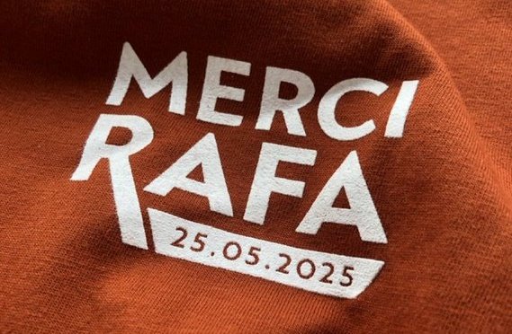 Adrian_Gomez99's tweet photo. Piel de gallina con el emocionante homenaje a Nadal en #RolandGarros2025. El que tanto se merecía: con toda su familia y amigos, con una marea de camisetas rojas en la grada. En su segunda casa, en su pista favorita, donde tanto nos hizo disfrutar. Merci Rafa 🥹❤️ https://t.co/UOHoJFdGtZ