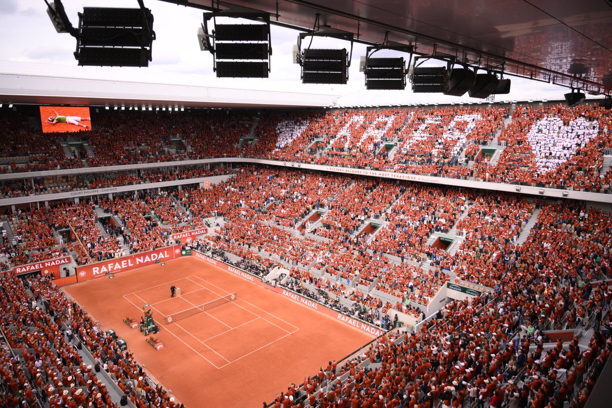 Adrian_Gomez99's tweet photo. Piel de gallina con el emocionante homenaje a Nadal en #RolandGarros2025. El que tanto se merecía: con toda su familia y amigos, con una marea de camisetas rojas en la grada. En su segunda casa, en su pista favorita, donde tanto nos hizo disfrutar. Merci Rafa 🥹❤️ https://t.co/UOHoJFdGtZ