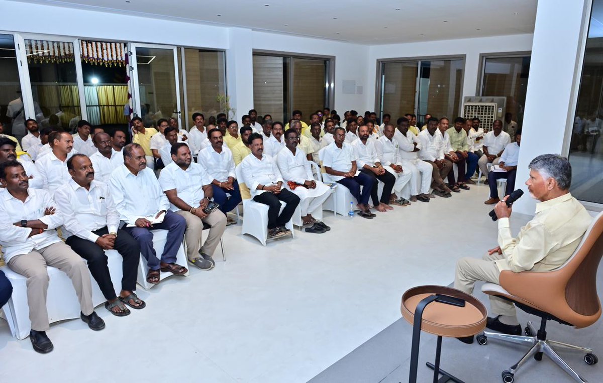 muralikvr's tweet photo. కుప్పం నియోజకవర్గ టీడీపీ నేతలతో ముఖ్యమంత్రి నారా చంద్రబాబు నాయుడు గారు సమావేశం నిర్వహించారు.

#CBNInKuppam 
#ChandrababuNaidu 
#AndhraPradesh https://t.co/Y9rNG6GdhC