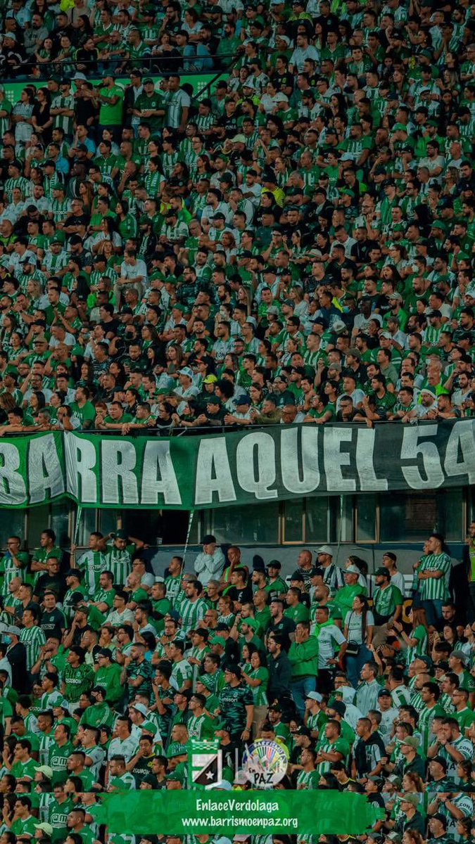 Vamos a ponernos de pie. 38 años de pasión sin tregua. La Barra Aquel 54 es historia, aliento, aguante y corazón verdolaga. En cada trapo, en cada viaje, en cada gol, han estado. No son una barra, son leyenda viva. 38 años llevando a Nacional en el alma. <a href="/barraaquel54/">barraaquel54</a>