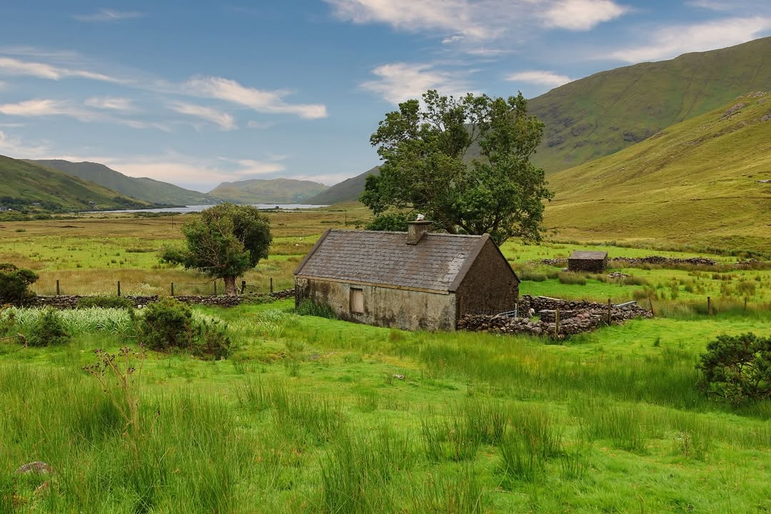 Just a typical scene from a trip through the island of Ireland’s wild west… 💚
 
Tag someone who needs this kind of quiet! 👇
 
📍Lough Nafooey, County Galway
📸 instagram.com/seastickadrift

#WildAtlanticWay