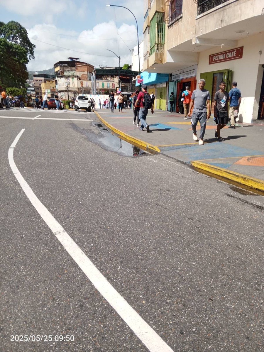 📍#PETARE #SUCRE 

El Centro de votación Jesús Arocha en el Casco de Petare tiene más de 7.000 electores, hoy está vacío.

#Petare una vez más DESOBEDECE al régimen diciendo NO. 

#YoNoObedezco #YoYaVotéEl28J