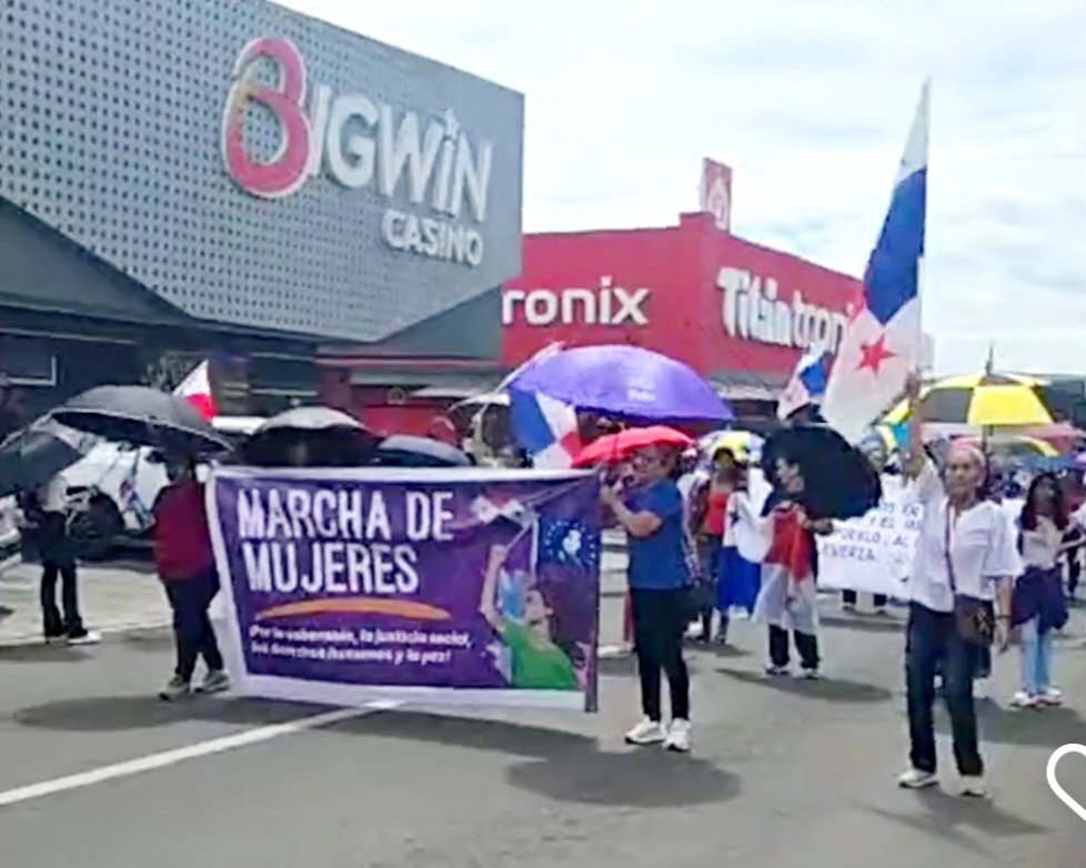 A esta hora en Santiago,  "Marcha de las Mujeres por la Paz, Soberanía y Justicia"