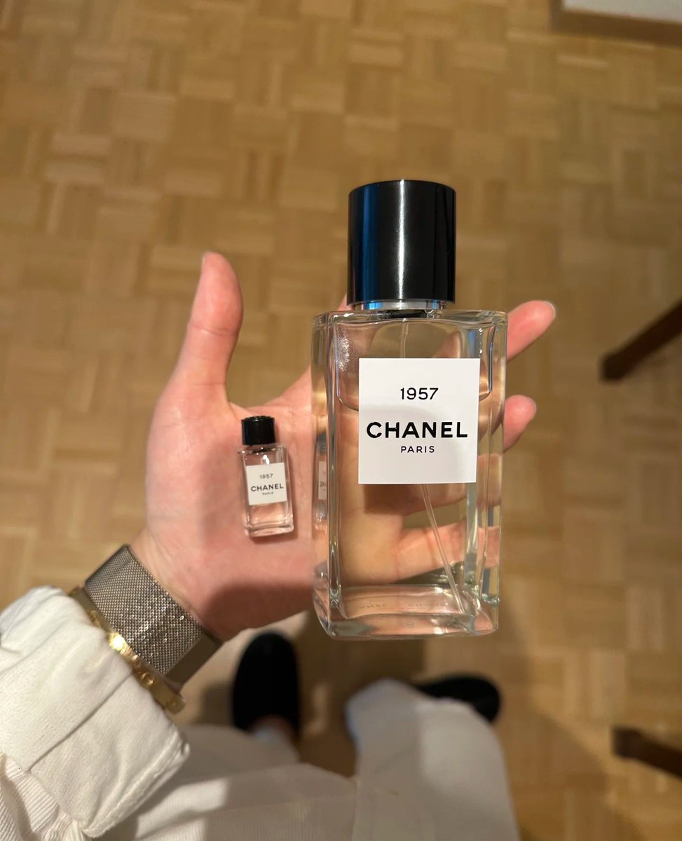 ياهلا وغلا يالطيبين 🫶✨  
هذا عطر شانيل 1957 من باريس، عطر فخم وناعم بنفس الوقت، صدر سنة 2018 احتفالًا بتاريخ 1957 اللي يرمز لدخول شانيل السوق الأمريكي 🇺🇸💃.  
تركيبته تجمع المسك الأبيض النظيف مع لمسات من الياسمين وزهر البرتقال، وفيه نفحات خفيفة من الفانيلا وخشب الصندل، يعني