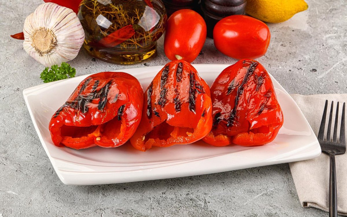 rezeptheft.at/rezepte/gegril… 
Gegrillte Paprika – Aromatisch, rauchig und vielseitig einsetzbar

Gegrillte Paprika sind eine köstliche mediterrane Spezialität, die mit ihrem intensiven Aroma und ihrer leicht rauchigen Note begeistert.