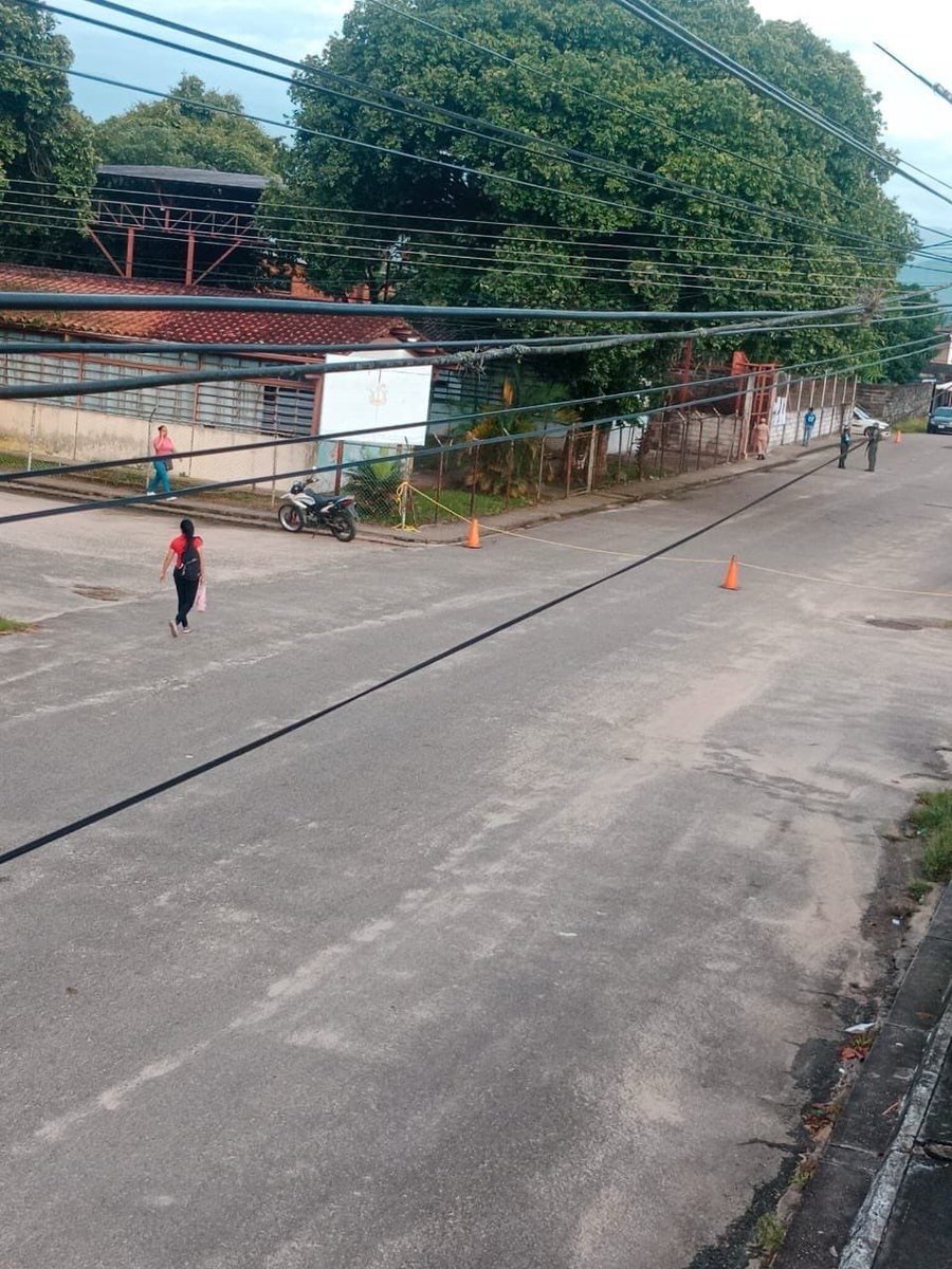 Hay gritos tan fuertes, que se hacen en silencio. 
Y hay presencias tan abrumadoras, que son en ausencia. 

#Venezuelahoy
#25mayo