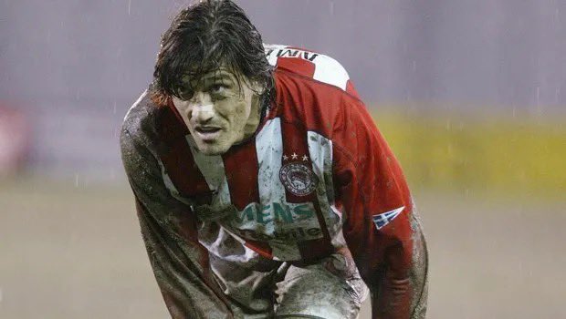 Και μιας και μιλάμε για ΟΑΚΑ . 
Εκείνος ο ημιτελικός με την Γιουβεντους . Κάνεις δεν μιλάει για αυτό …… εσύ με το που μπήκε η ομάδα μέσα στον αγωνιστικό χώρο έκανες τον γύρο του γηπέδου με την γροθιά σφιγμένη . Αυτό ήταν το ΟΑΚΑ έγινε κόλαση . Ένας από εμάς .
#OlympiakosFC