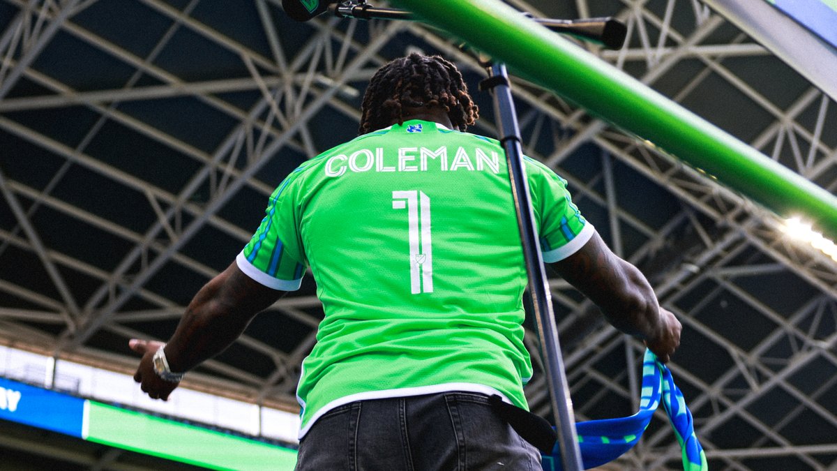 All About That Seattle Love 💜

Shoutout to <a href="/UW_Football/">Washington Football</a>'s Jonah Coleman for leading Scarves Up yesterday!