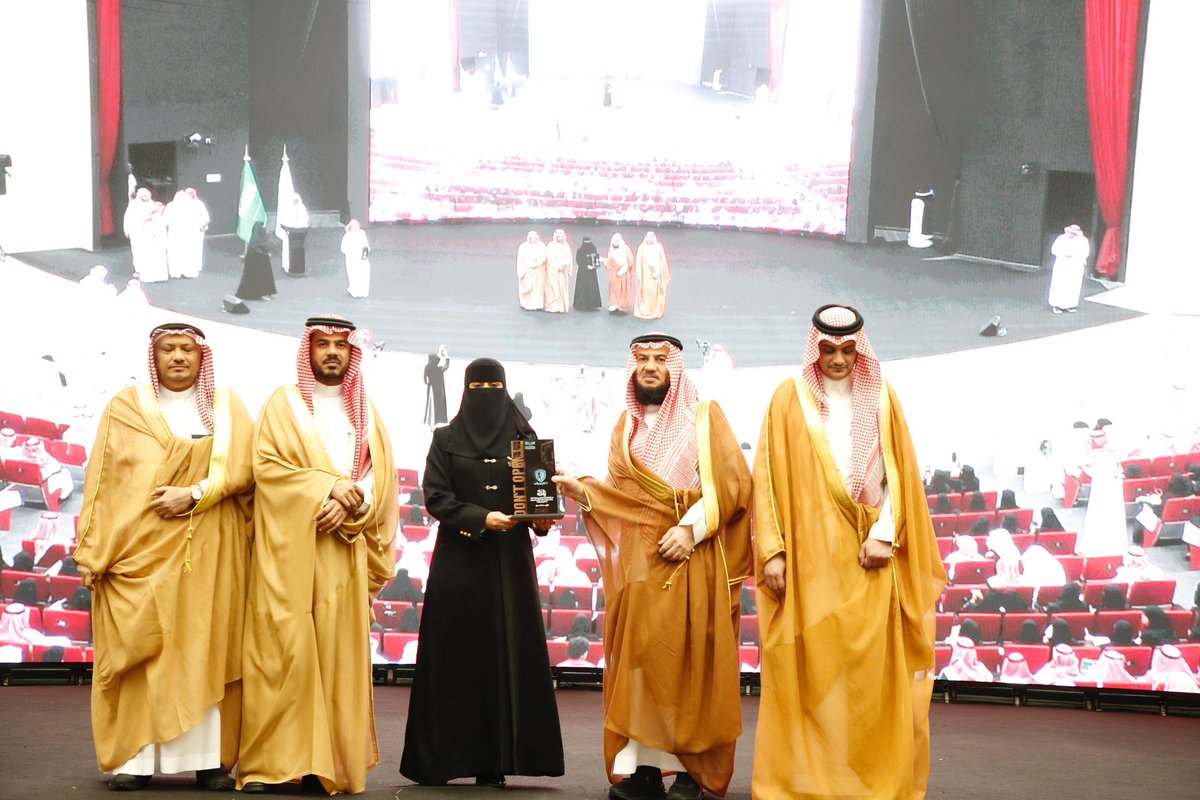 تشرفت بتكريم من سعادة مساعد وزير التعليم للتطوير والتحول الأستاذ مرهف المدني أثناء رعايته للحفل و المعرض التوعوي للأمن السيبراني بمنطقةجازان يوم الأربعاء الموافق ٢١ مايو.
شكرًا سعادة المدير العام
شكرًا فريق التطوير والتحول بالمنطقة
شكرًا لجميع اللجان المساندة.
<a href="/MOE_JZN/">إدارة تعليم جازان</a>