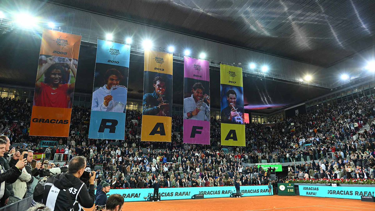 Las comparaciones son odiosas, pero las imágenes hablan por sí solas.

Francia ha reconocido la leyenda de Rafael Nadal muy por encima de lo que se ha hecho en nuestro país.