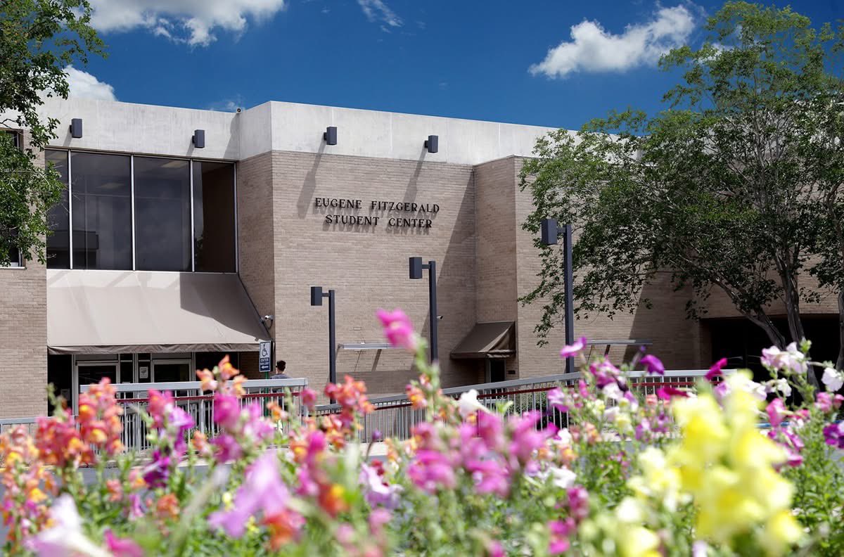 jeffstate's tweet image. #OnThisDate (May 25) in 1972, JSCC dedicated the Eugene Fitzgerald Student Center at the Jefferson Campus. Mr. Fitzgerald donated 40 acres of land to JSCC and was instrumental in the formation of the college. 

#60thAnniversary #History #AlabamaHistory