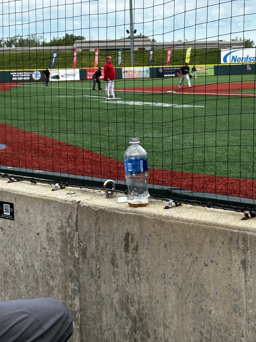 WhiteTSiselli's tweet image. Beer in a water bottle at MACtion? Holy #inflate