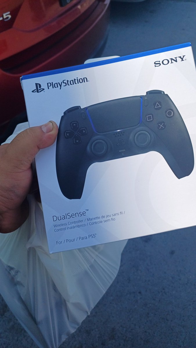 The_fiiiend's tweet photo. Ayer me compre otro mando para el ps5 &amp; del color negro jaja, ahora tengo 3 2 negros &amp; el blanco qué me vino con la consola. https://t.co/OZ7xhDdEpe