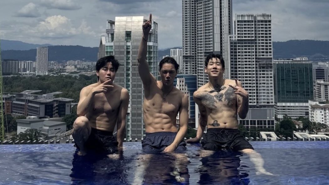 soogogii's tweet photo. Looks like K41 got his fill (on both ends) at his first overseas stop for his con tour... 🤭 This is going to be such a fun tour, don't you guys think? 😉 https://t.co/Kz5mQu8gx0