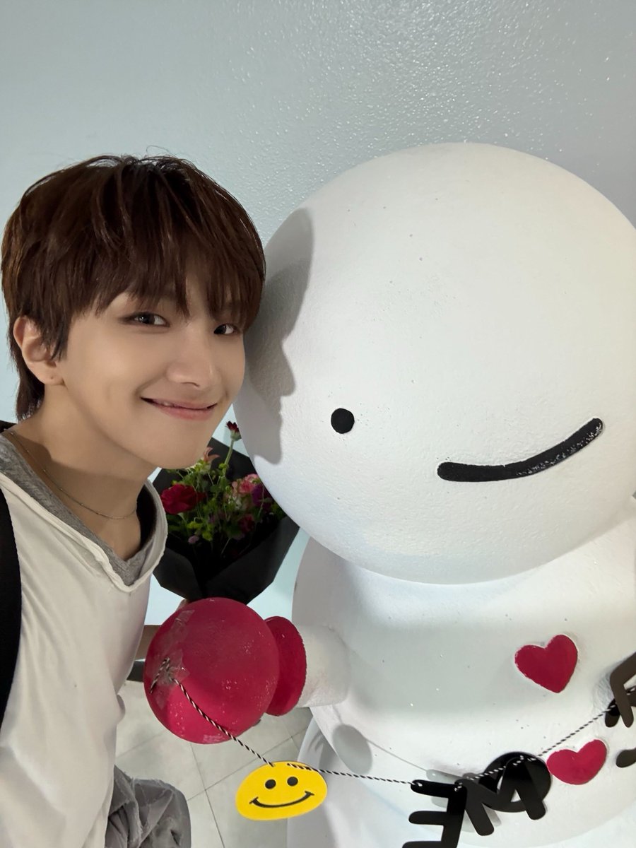 boynextdoorina's tweet photo. [WEVERSE] 250525 — #WOONHAK #BOYNEXTDOOR #보이넥스트도어 

ONEDOOR.. kita penyanyi dengan 4 piala!!!!😁
beneran gak masuk akal deh kami bisa dapet 4 piala...
waktu promosi debut dulu, sambil liat para senior menerima penghargaan, kami pernah saling ngobrol, "Kita juga pengen deh jadi penyanyi yang bisa bikin bangga fans kayak gitu" Aku masih ingat dengan jelas momen itu dan sekarang hari di mana kami dapet 4 piala dan nyampein ucapan terima kasih ini bener2 datang!!! (Jantungku berdebar kencang ❤️‍🔥)
Karena momen yang selama ini hanya kami impikan akhirnya datang, rasanya masih belum nyata dan aku masih linglung banget hehe
Aku bahkan sempat mikir, "apa ini nyata kalo kami dapet begitu banyak cinta dari ONEDOOR?" dan kalo emang bener (nyata), keinginan aku buat ngembaliin semua cinta dan dukungan itu ke dalam kehidupan ONEDOOR bener2 sangat besar.
Ini tuh hal yang paling sering aku ungkapin selama promosi kali ini, tapi menurut aku gak  semua orang di dunia ini bisa selalu merasa baik, ceria, dan bahagia dalam hidupnya. Aku ngerasa ONEDOOR ataupun BOYNEXTDOOR juga bisa rasain hal itu. Tapi, di dunia yang begitu mudah membuat kita terluka dan jatuh ini, setidaknya selama ONEDOOR dengerin lagu "I Feel Good", aku harap kalian bisa ikut nyanyi dan lompat sambil melupakan sesaat semua luka dan stres dalam hidup. 
Waktu balik ngejalanin kehidupan sehari-hari dan tiba-tiba ngeliat kami terus senyum kecil muncul di wajah kalianatau bahkan tertawa lepas itu saja gak masalah.
Aku harap ONEDOOR tidak pernah kehilangan “sesaat” kebahagiaan dan tawa itu saat bersama kami dan bahagia itu saat liat kami.
ONEDOOR, aku harap kalian menyimpan baik-baik momen-momen itu di mana kami mau menyatu ke dalam kehidupan kalian, senyuman tulus dan kebahagiaan yang kita bagi saat saling menatap, semua 'momen sejenak' yang gak kehitung itu yg ngebuat alasan aku hidup serta motivasi aku buat terus bikin lagu dan tampil di panggung. Semoga momen-momen itu terus bertambah
Melalui promosi kali ini, waktu liat ONEDOOR tertawa dan nikmatin barebg, aku sekali lagi ngerasain perasaan, "ini tuh alasan buat comeback" "ini tuh alasan aku mau jadi penyanyi" Ke depannya juga, aku akan jadi penyanyi yang meresap seperti takdir ke dalam kehidupan ONEDOOR, sehingga kebahagiaan sesaat itu, ketika dikenang kembali, bisa menjadi kebahagiaan yang lebih besar 😁 Terima kasih banyak udah mewujudkan mimpiku dan selamat juga karena kalian telah menjadi penggemar dari penyanyi yang menerima penghargaan di empat music shows.
BOYNEXTDOOR berkat ONEDOOR jadi hot (populer) banget sih🔥 hari ini juga aku cinta kamu🤍
BOYNEXTDOOR (lagi) hot banget kan?
4 piala?
ONEDOOR you made it😎 love ya
We never gonna stop just keep running
Sampai 400 tahun lagi, terus buat ONEDOOR bahagia