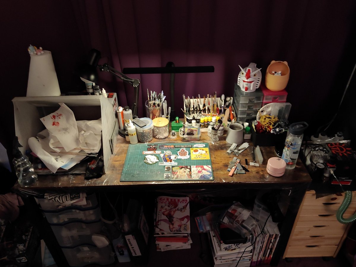PrinnyImposable's tweet photo. Holy shit it's Clean othere the spray booth still being open and full of papper towels in it  and parts and paint bottles 
#plamo #nopla #gunpla https://t.co/sDKqkWHby2
