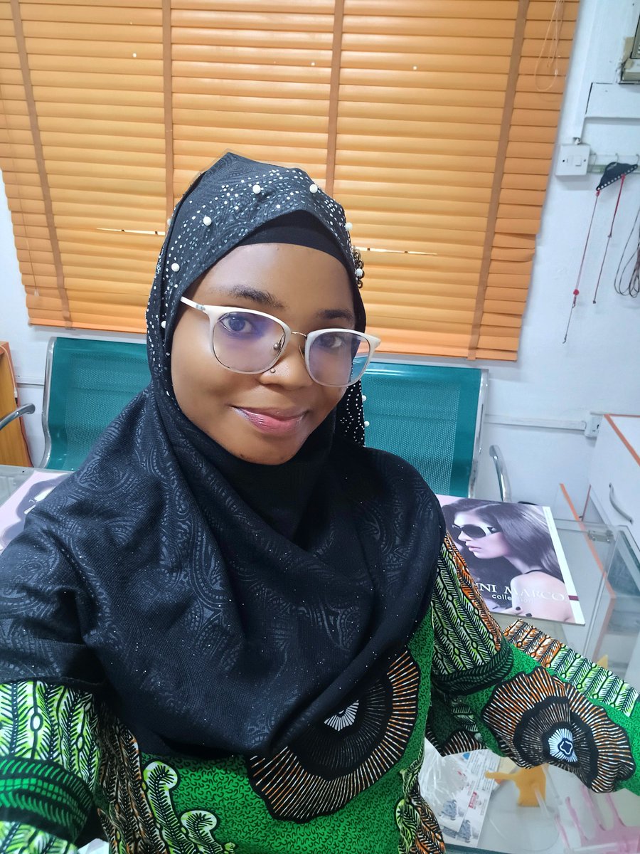 Tesleemah_OD's tweet image. I&apos;m an African woman ❤️👌
I cherish my language, yoruba so much🙈✨

I love our attire too, I&apos;m wearing an Ankara print on a Friday in this picture.

#AfricaDay