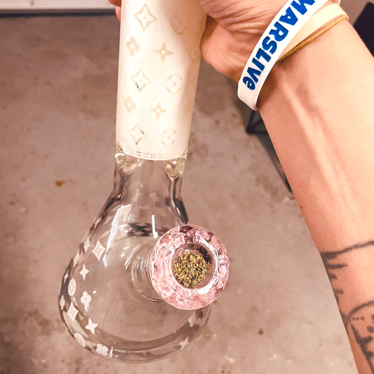 TrapDefi's tweet image. Smoking $NAK pack out the $BONG 🤘🏾

Wrist band from @__MarsLive #MarsEnt