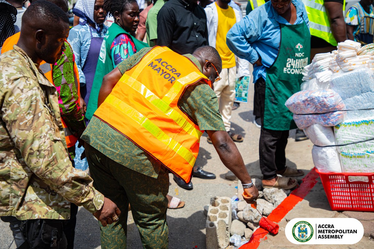 AccraMetropolis's tweet image. Mayor of Accra sensitises traders on #Monkeypox; urges compliance with "#RedLinePolicy"

ama.gov.gh/news-details.p…