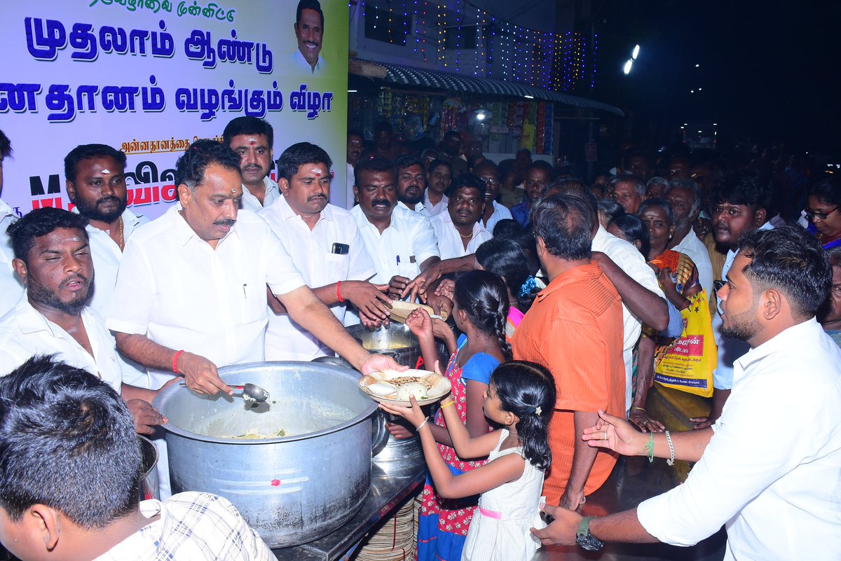 நம் கரூர் மாவட்டத்தின் சிறப்பு வாய்ந்த விழாக்களில் ஒன்றான கரூர் அருள்மிகு ஶ்ரீ மாரியம்மன் திருவிழாவினை முன்னிட்டு,மாநகர் மத்திய வடக்கு பகுதி கழகத்தின் சார்பில் ஏற்பாடு செய்யப்பட்டிருந்த அன்னதான நிகழ்வில் கலந்து கொண்டு பொதுமக்களுக்கு அன்னதானம் வழங்கிய போது..
#AIADMK #EPSfor2026