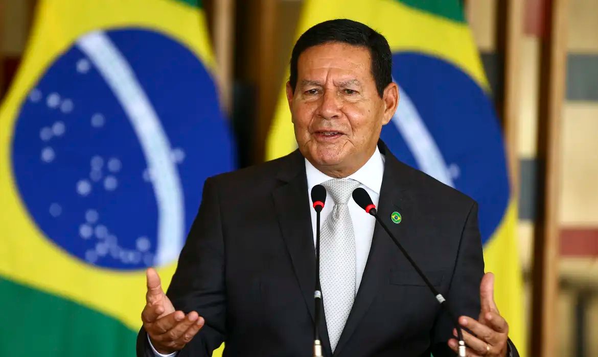 cidadao_pro's tweet photo. Hamilton Mourão revelou que Bolsonaro estava pronto para a transição de governo após as eleições de 2022, com Ciro Nogueira à frente do processo. Mourão nega envolvimento em reuniões sobre golpe. Leia mais em https://t.co/58MN4KOhQT https://t.co/r3crqhj0Ec