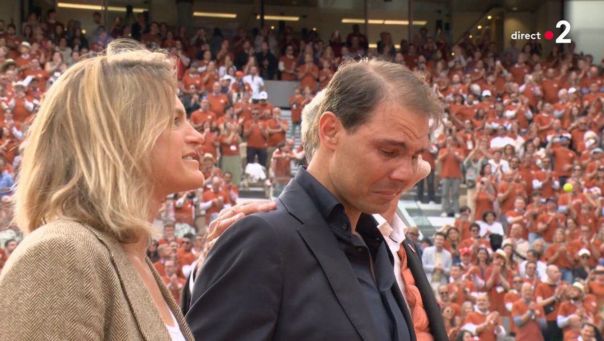LBleuBlancRouge's tweet photo. Magnifique hommage pour Rafael Nadal à Roland-Garros. 

Une simple empreinte gravée sur la terre battue qui représente tellement et qui restera à tout jamais. 

Le sport fait parfois oublier la médiocrité et la barbarie de ce monde.

Bravo et Merci Rafa ! 🇪🇸🎾 https://t.co/SyIen2mgDL