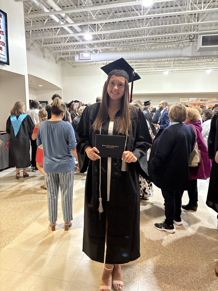 GopherWBB's tweet photo. Congratulations to our incoming freshmen Makena and Zoey on their high school graduations!🎓

#SkiUMah | #Gophers〽️ https://t.co/lsVpIzrWqS