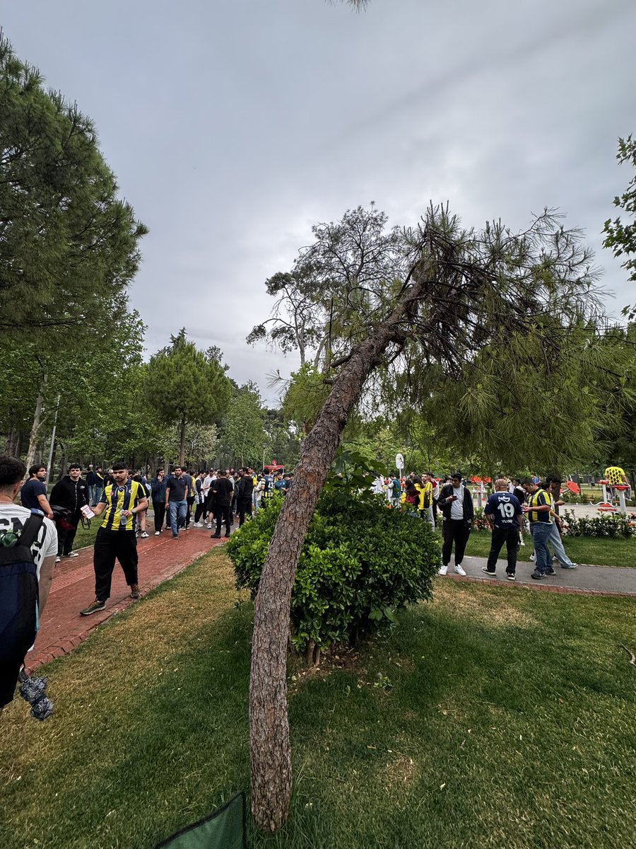 Yazıklar olsun <a href="/BucaBld/">Buca Belediyesi</a> <a href="/gorkemdumanbuca/">Görkem Duman</a> 
Havada yağmur yok bu kadar insanı topladınız 20 dk kala iptal ediyorsunuz <a href="/Fenerbahce/">Fenerbahçe SK</a> <a href="/FBBasketbol/">Fenerbahçe Beko</a> <a href="/gencfborg/">Genç Fenerbahçeliler</a>