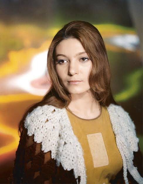 Solaris( Tarkovski) Khari  Gölge Oyunu (Yavuz Turgul) Kumru karakteri benzer metafizik temsillerdir ; aşkı insan olmanın tek imkanı görmeleri bağlamında aynı yükleme bağlı öznelerdir ( oysa 2001 a space odyssey yapay-insanı  Solaris aşktan tanrı'dan inayet bekleyen insanı imler)