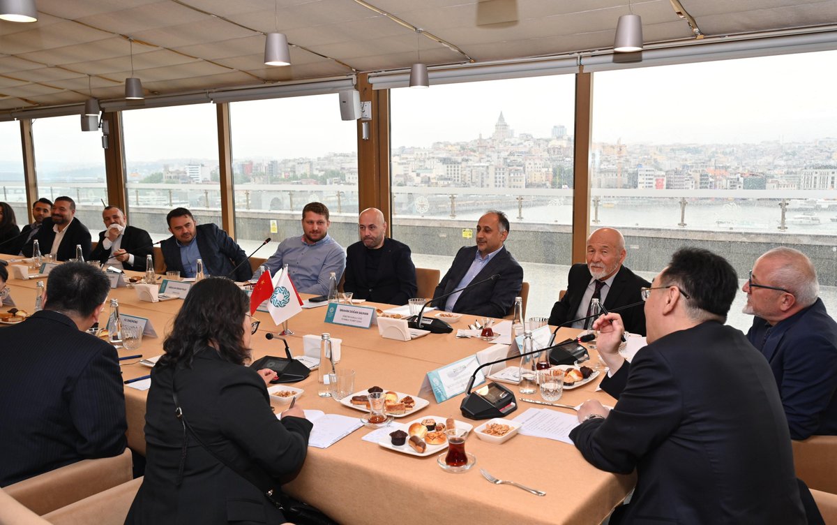 itokurumsal's tweet photo. İstanbul Ticaret Odası, uluslararası işbirliklerini artırmaya ve üyelerine yeni iş fırsatları sunmaya devam ediyor.

İTO Başkan Yardımcısı Ahmet Özer’in başkanlığında, Yönetim Kurulu Üyeleri İbrahim Doğan Salman ve Murat Hazıroğlu’nun katılımıyla, Sincan Uygur Özerk Bölgesi Halk Hükümeti Başkan Yardımcısı Zhu Lifan ve beraberindeki heyet İTO'da konuk edildi. 

Görüşmede; vize süreçlerinin kolaylaştırılması, dış ticaretin artırılması, gıda, tarım, teknoloji ve sanayi alanlarında karşılıklı yatırım ve iş birliği fırsatları ele alındı.

Toplantıya ayrıca Çin İstanbul Başkonsolosluğu’nun ticaret, kültür ve eğitim ataşeleri de katıldı.