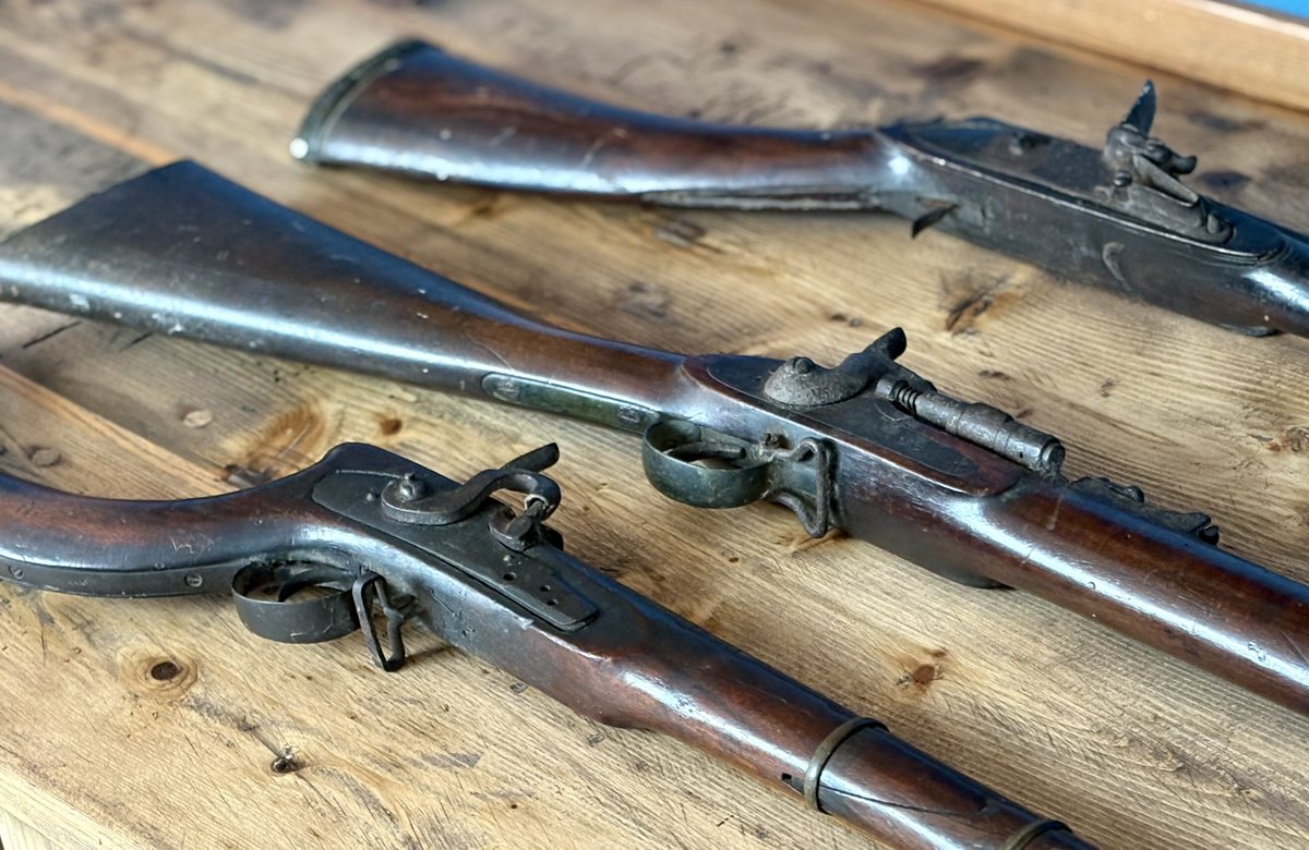 Collector_dan's tweet image. Popped out to look at buying a bit of furniture today and ended up with these 3 instead. Easily done 😄 
One has an interesting British East India company engraving. #musket #victorian