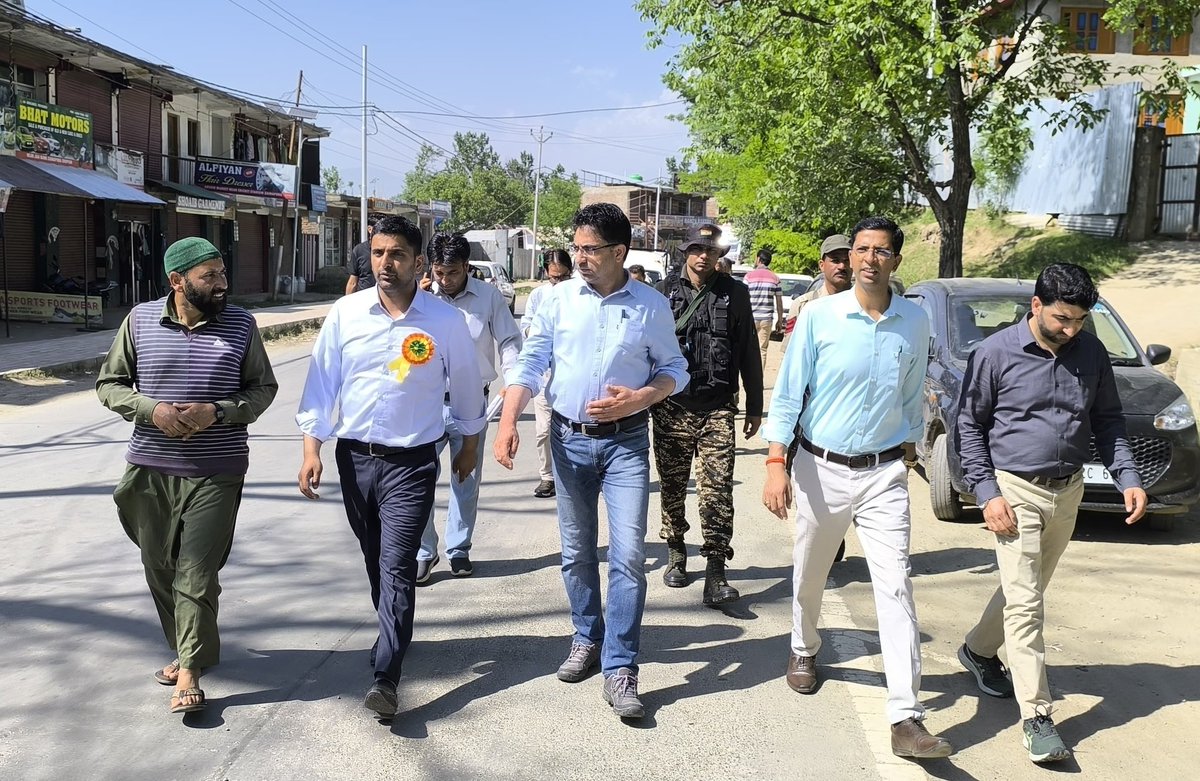DistrictShopian's tweet photo. DC Shopian @shishrgupta, Visits Zainapora Sub Division @SZainapora Reviews progress on indoor stadium at #Zainapora, upliftment of roads via #macadamization & filling potholes and improving market amenities.Emphasis on sanitation & hygiene at public places. @dmshopian @DivComKash https://t.co/XsYVEeoFpC
