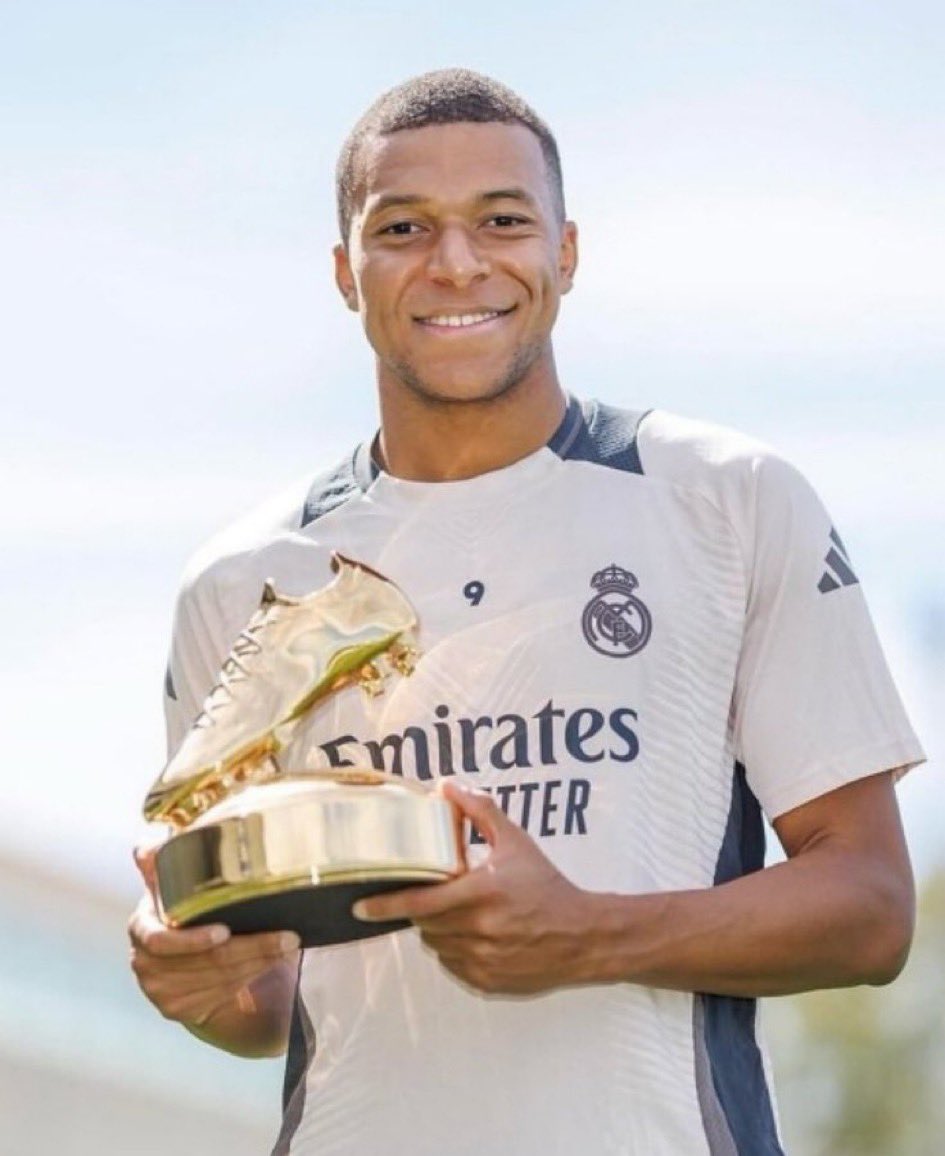 Hay que ser muy bueno para que ganando la bota de oro, no haya unanimidad sobre que ha sido una gran temporada. 

Esperemos que el año que viene Mbappé celebre éxitos colectivos.