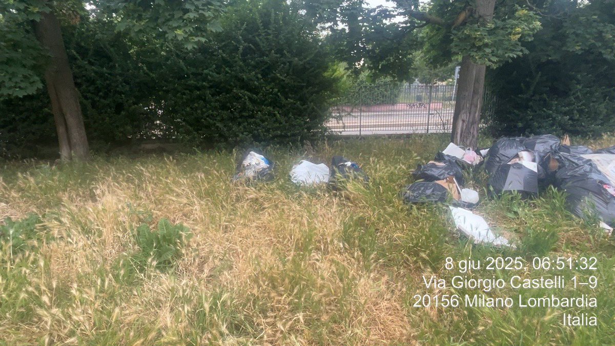 Mysty77milano's tweet photo. Buongiorno @amsa_spa è possibile ripulire questa zona? Si tratta di via Giorgio Castelli fronte civico 1. Grazie https://t.co/uiIcBaltJZ