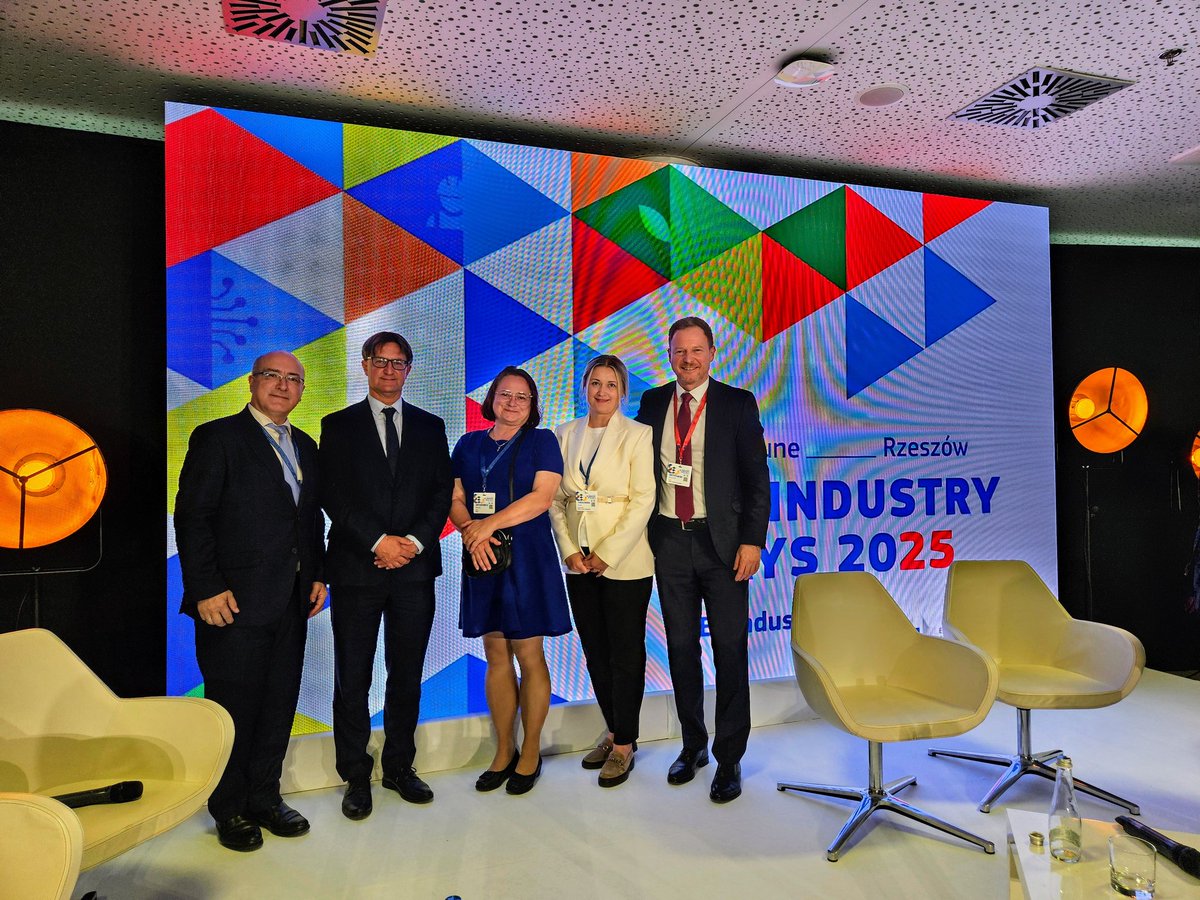 KlastryPolskie's tweet photo. 🇪🇺 Klastry były obecne na #EUIndustryDays w Rzeszowie!
#ZwiązekPracodawcówKlastryPolskie jako partner wydarzenia był obecny na stoisku. Zorganizował też panel nt. przemysłu dual-use i współpracy 🇵🇱🇺🇦
#Klastry są aktywne i współtworzą przyszłość przemysłu! 💡 #DualUse https://t.co/MVgZhKHMCW