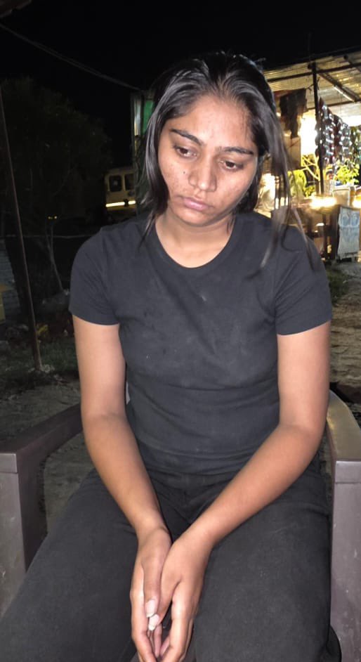 Kiska kya chehra hai, pata hi nahi chalta.  Aur yahan toh ladki ka literally bhi chehra nahi pata chal raha - makeup ka kamaal ya dhokha?

#IndoreCouple