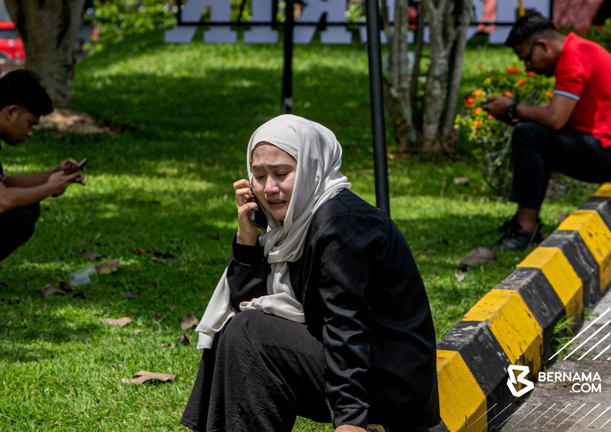 Waris kepada mangsa yang terlibat dalam kemalangan di KM53, Jalan Raya Timur-Barat (JRTB), berhampiran Tasik Banding, Gerik, awal pagi tadi berada di Unit Forensik dan Unit Kecemasan Hospital Gerik.

📸 Farhan Najib 

#digitalbernamatv
#kemalangan 
#upsi