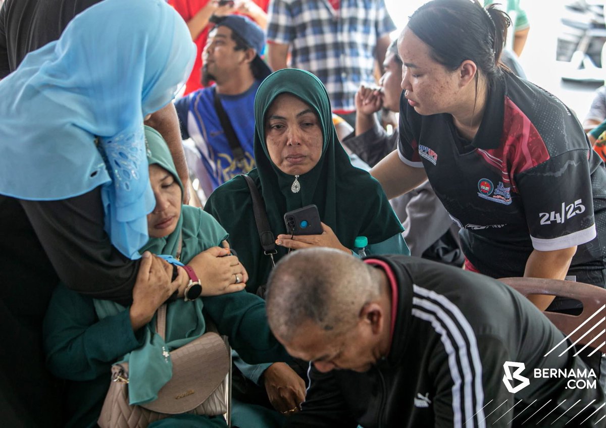 BernamaTV's tweet photo. Waris kepada mangsa yang terlibat dalam kemalangan di KM53, Jalan Raya Timur-Barat (JRTB), berhampiran Tasik Banding, Gerik, awal pagi tadi berada di Unit Forensik dan Unit Kecemasan Hospital Gerik.

📸 Farhan Najib 

#digitalbernamatv
#kemalangan 
#upsi https://t.co/stD78dN1iZ