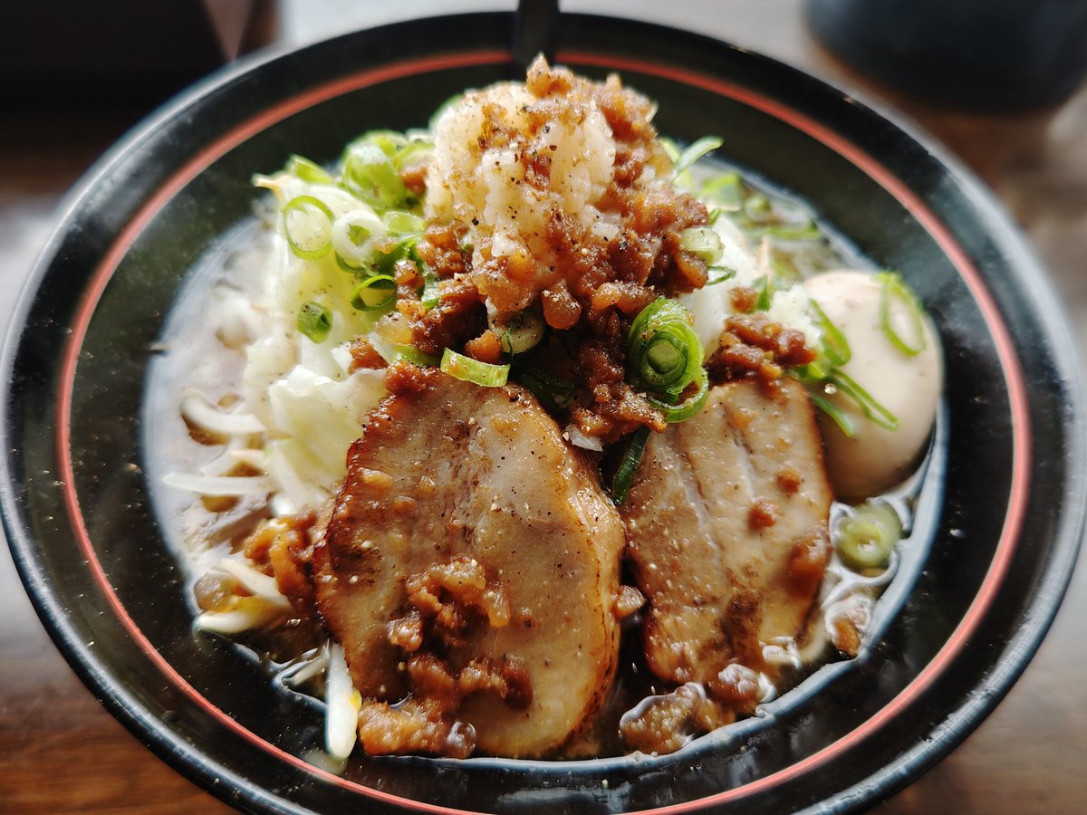 あらき兄さんのお店『楽』さん🍜贔屓目なしに何を食べても美味しんです‼️今日は楽二郎🧄ごちそうさまでした🌹是非🍜あらき兄さんと出演の広島よしもとブチLIVE☆Bは11日水曜⛩️YiseCafeさんにて19時開演🎤置きチケ募集中🌹是非わっしょい🙌🌹#楽 #あらきあきゆき #二郎系 #汁なし担々麺 #広島よしもと