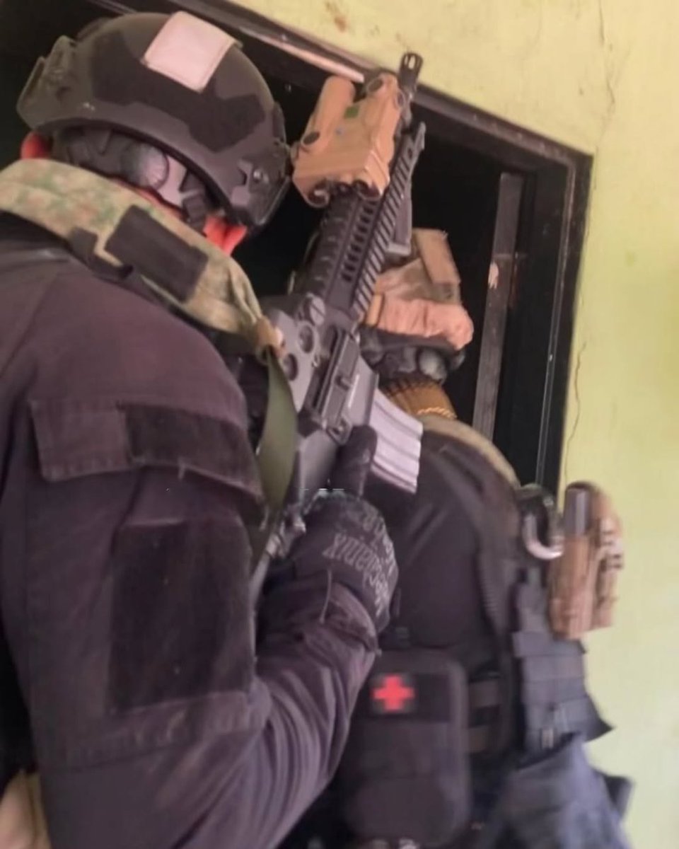 worldwar_x's tweet photo. 18 oct 24, en La Guamuchilera, Sinaloa fue capturado "El Cañas" o "El 17" de Los Chapitos por la Fuerza Especial Conjunta, integrada por los mejores elementos de la Brigada de Fuerzas Especiales, Fusileros Paracaidistas y la Fuerza de Reacción Inmediata de la Guardia Nacional. https://t.co/pvT6QMeMHG