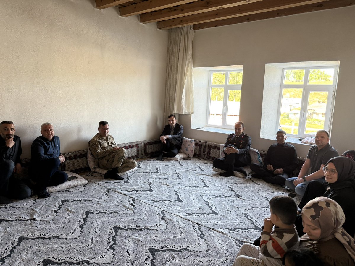 Kaymakamımız Hasan Raşit TAŞKIN, Kurban Bayramı programı kapsamında ilk olarak şehit ve gazi ailelerini ziyaret ederek yakınlarıyla bayramlaştı. Aziz şehitlerimiz ve kahraman gazilerimiz, dualar eşliğinde rahmet ve minnetle yad edildi.