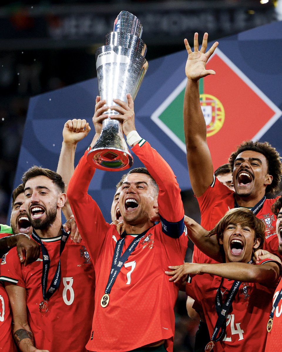 Cristiano Ronaldo’yu Sporting’de oynarken tanıdım, çocukluğum onunla geçti. O benim için sadece bir futbolcu değil, bir dönemin adıydı. Gençliğimdi. Dün yine bir kupa kaldırdı… Ve biliyorum, bu kupalardan biri son olabilir. İşte bu yüzden daha da kıymetli. 🐐👑 Messi mi Ronaldo